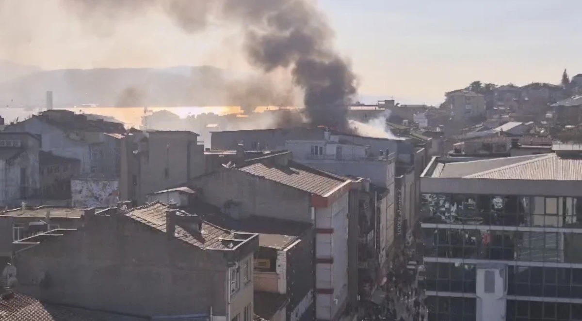 ŞEHİR MERKEZİNDE KORKU DOLU ANLAR: DEPO YANDI, DUMANDAN G&Ouml;Z G&Ouml;Z&Uuml; G&Ouml;RMEDİ