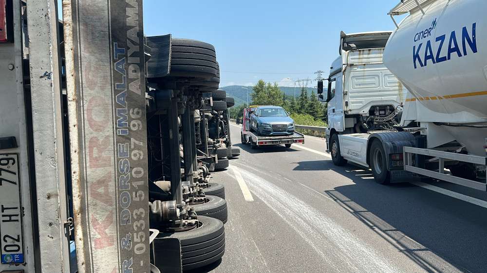  TEM OTOYOLU'NDA TIR YAN YATTI  