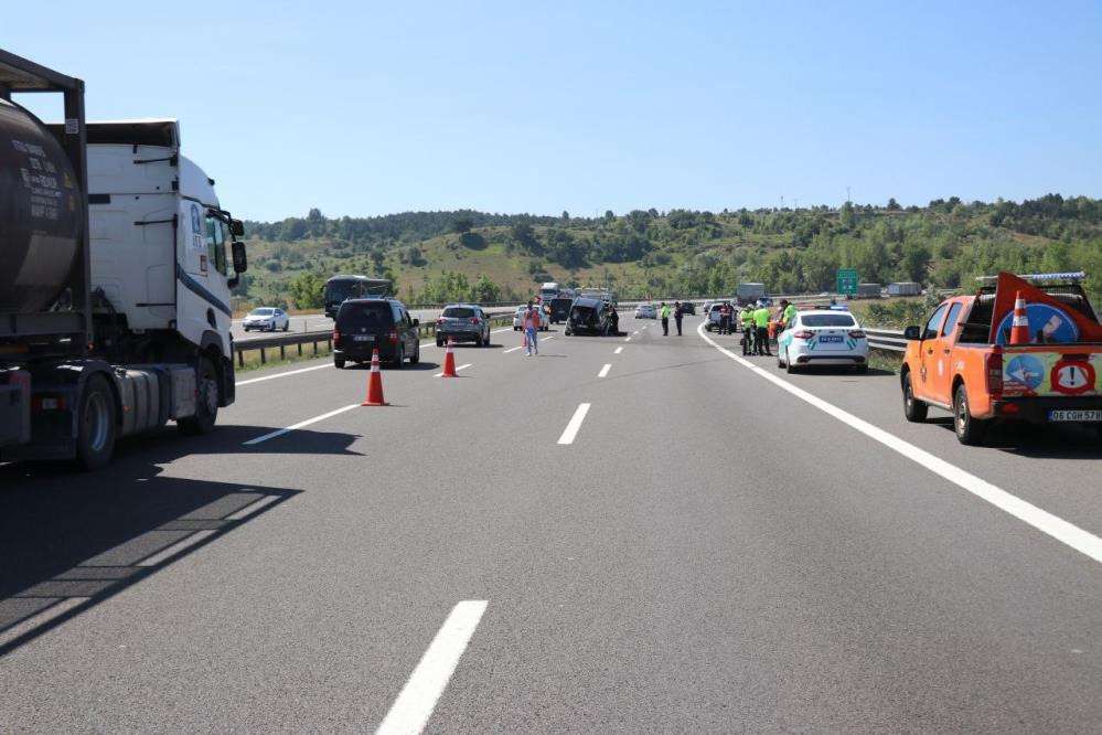  TEM'DE HAFİF TİCARİ ARACIN LASTİĞİ PATLADI: 9 YARALI  