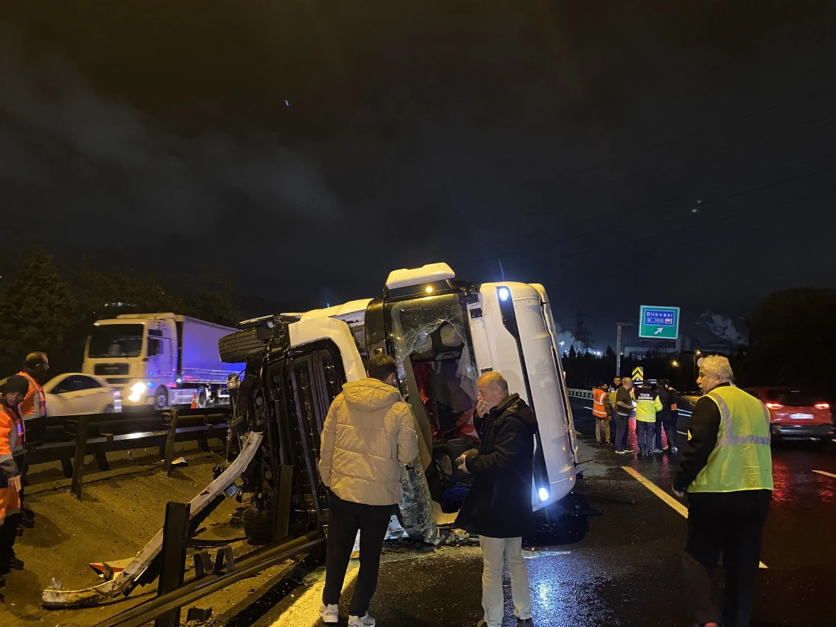 TEM'DE TIR DEVRİLDİ, KASADAKİ GRANÜL YOLA SAÇILDI: 1 YARALI