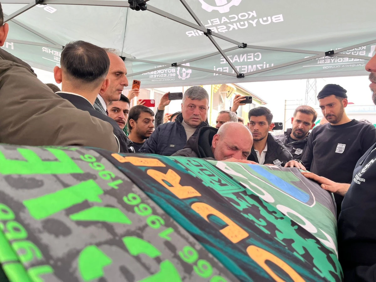 TRİB&Uuml;NDEN D&Uuml;ŞEREK &Ouml;LEN TARAFTARIN BABASINDAN Y&Uuml;REK YAKAN FERYAT