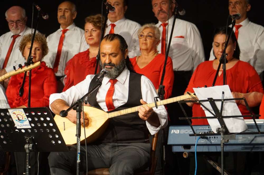 TÜRK HALK OZANI ÂŞIK VEYSEL KENDİ TÜRKÜLERİYLE YÂD EDİLDİ