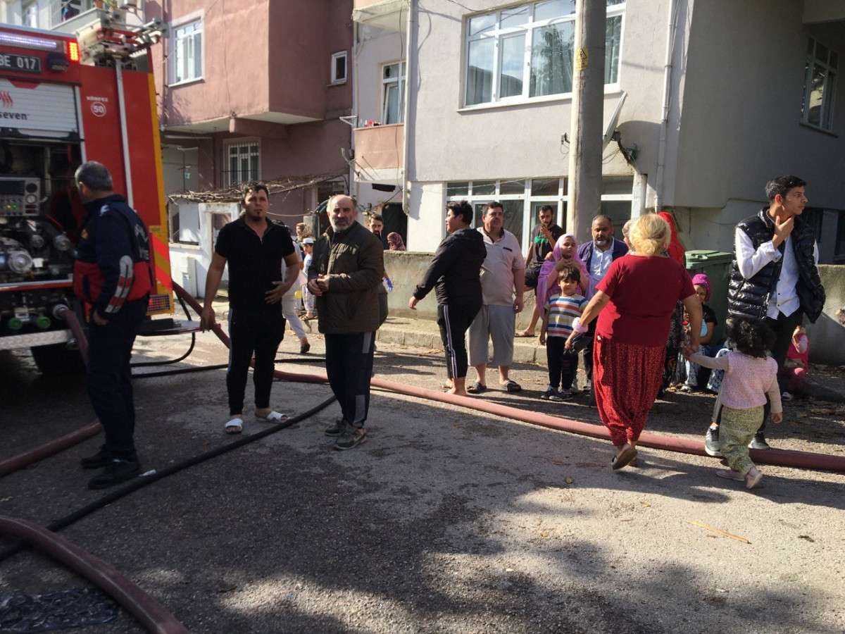 ÜÇ KATLI BİNADA ÇIKAN YANGIN PANİK OLUŞTURDU