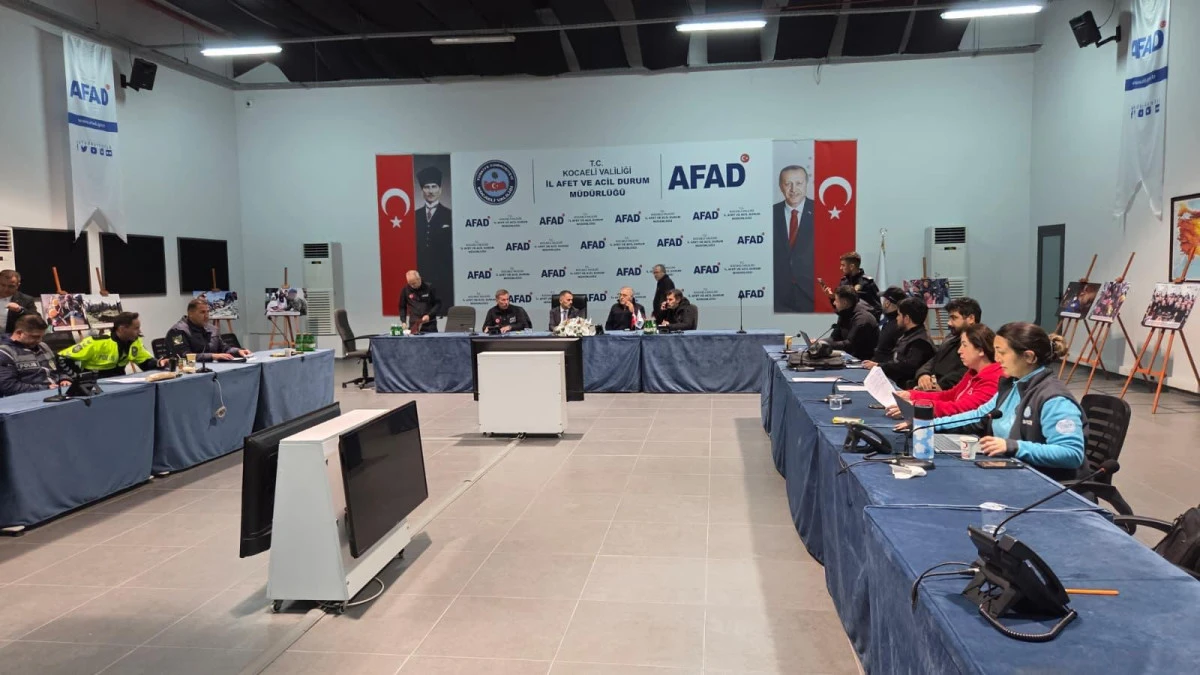 VALİ İLHAMİ AKTAŞ, KRİZ MERKEZİ&rsquo;NDE