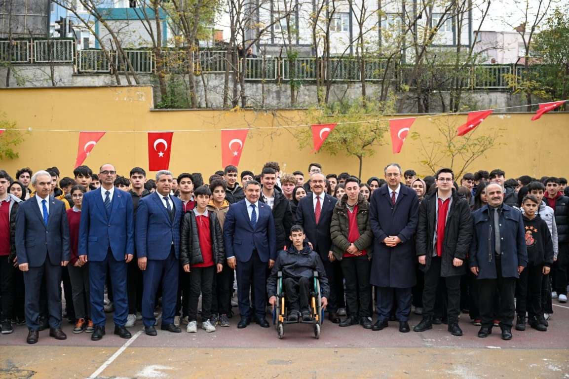 VALİ YAVUZ DİLOVASI'NDAKİ EĞİTİM YATIRIMLARININ AÇILIŞINI GERÇEKLEŞTİRDİ