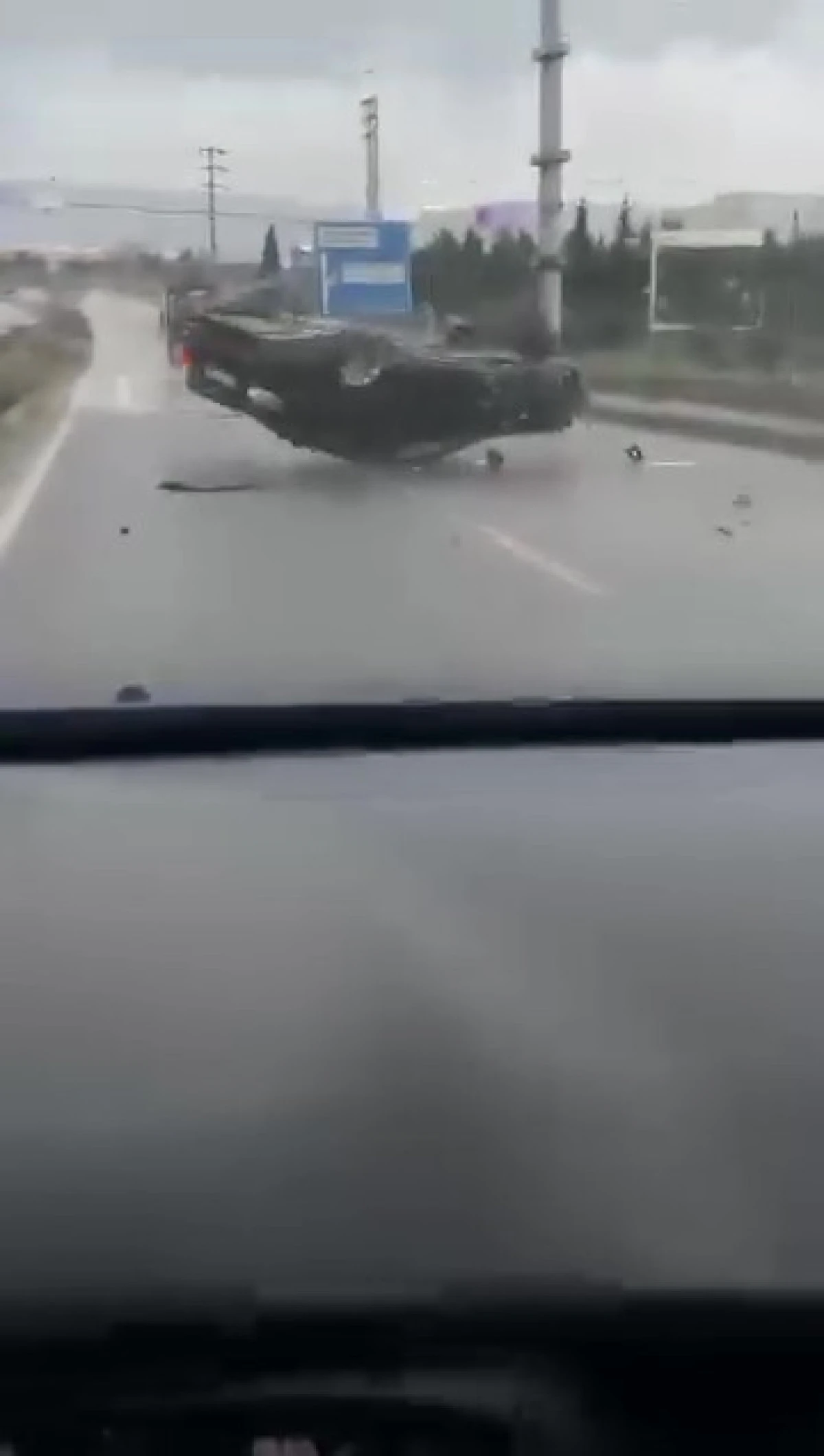 YAĞIŞLI YOLDA MAKAS ATAN OTOMOBİL TEPETAKLAK OLDU