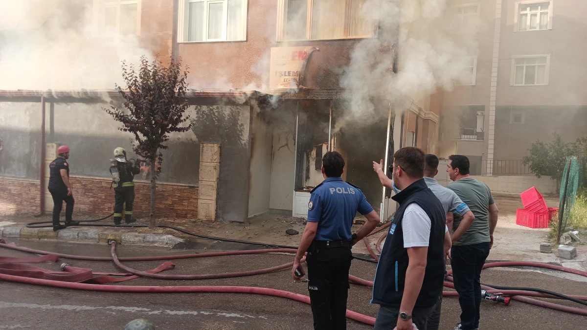 YUMURTA D&Uuml;KKANINI SARAN ALEVLERE İŞ MAKİNESİYLE M&Uuml;DAHALE
